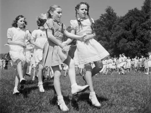 Tanzende Mädchen am Maienzug in Aarau, 1946. Foto: unbekannt © StAAG/RBA1-9-455_2