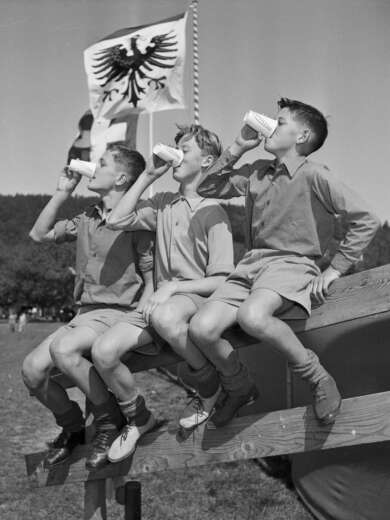 Drei Ovo-trinkende Buben bei den eidgenössischen Kadettentagen, Aarau 11. September 1949. Foto: Feld © StAAG/ RBA1-1-8915_7
