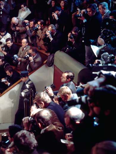 Ansturm der Fotoreporter bei der Präsentation von Sophia Lorens neugeborenen Sohn, Genf Januar 1969; Donald Stampfli © StAAG/RBA11-384_5