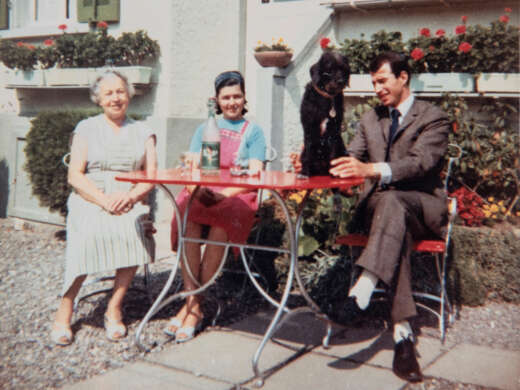 Brugg, AG. 1969. Meryem und Hüseyin Yavaş mit Frau Gärtner und dem Hund Jimmy. Privatfotografie: Familie Yavaş