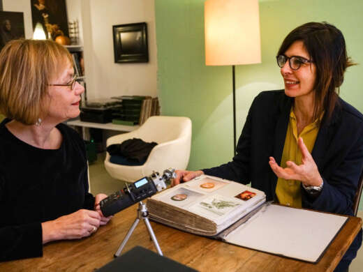 Die beiden Kuratorinnen im Gespräch: Ethnologin Gaby Fierz (links) und Ayse Yavas Fotografin (rechts)