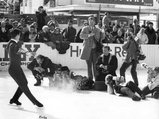 Siegfried Kuhn (ganz links) und andere Fotografen in Aktion während der Eiskunstlauf Weltmeisterschaftskür von Gary Visconti in Davos, 22.-27.2.1966. Foto: unbekannt © StAAG/RBA21-895_1