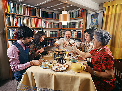 Schmetterlingssammler Clemens Rimoldi beim Abendessen mit seiner Familie, 1974. Foto: Reto Hügin © StAAG/RBA14-7500027_1