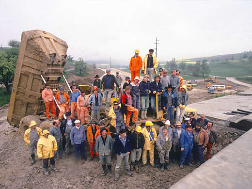 Die Arbeiter auf der Autobahnbaustelle der A3 bei Bözen, rund zehn Jahre bevor diese eröffnet wird, 1987.