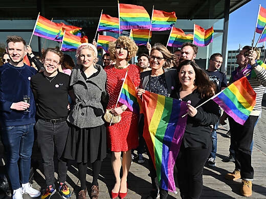 Die Lesbenorganisation Schweiz (LOS) und Pink Cross feiern die Annahme der Volksabstimmung zur erweiterten Antirassismus-Strafnorm. Bern 2020.