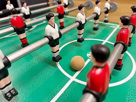 Im Töggelispiel handeln wir gerechte Spielregeln aus.