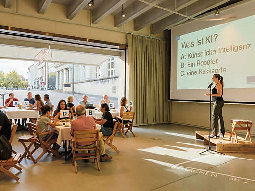 Mittagessen mit KI-Quiz (Bild: KI-generiert)