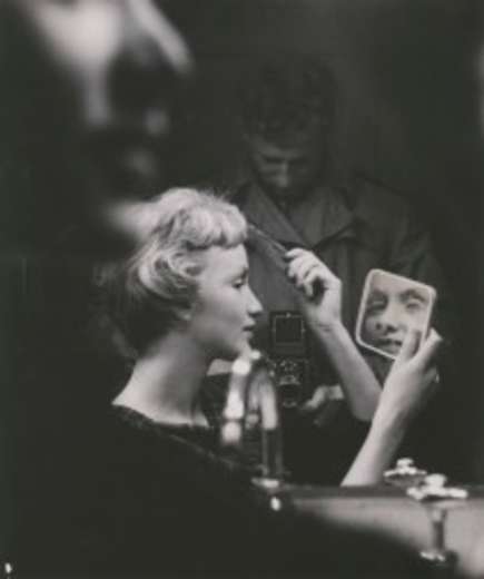 Ansagerin Heidi Abel spiegelt sich beim Schminken vor einem TV-Auftritt gleich doppelt, Zürich 1960, Foto: unbekannt © StAAG/RBA6_AbelHeidi_MitDiversenPersonen_SW_2