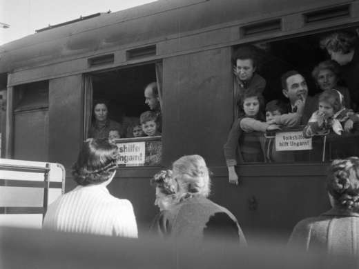 Ungarische Flüchtlinge kommen am Bahnhof in Buchs an, 8. November 1956, Foto: Brechbühl © StAAG/RBA1-11-6_50