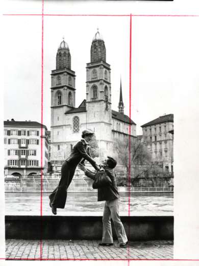Marion Wagner aus Dresden (DDR) und ihr Zürcher Freund Walter With vor dem Grossmünster in Zürich, 1977. Foto: Blick © StAAG/RBA3-1-1331_1