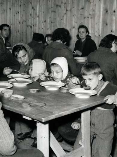 Ungarische Flüchtlinge bei ihrer ersten Mahlzeit in der Schweiz, Buchs, 8. November 1956. Foto: Brechbühl © StAAG/RBA4-3-112-2621_1