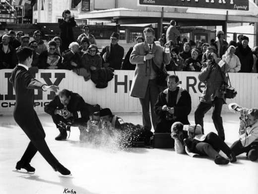 Pressefotografen fotografieren den US-amerikanische Eiskunstläufer Gary Visconti an den Weltmeisterschaften, Davos 1966, Foto: RDB © StAAG / RBA21-895_1