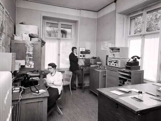 Im Büro des Ringier Bilderdienstes, Zürich 1963. Foto: Walter Rutishauser © StAAG/RBA1-1-17801_3