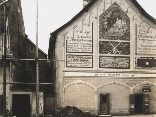 Mit Reklamen bemaltes Haus, Bahnhofstrasse Aarau, 1887 – 1899. Foto: Eduard Müller