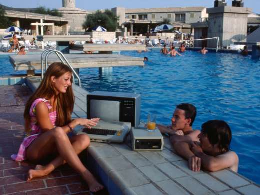 Reportage über den Club Mediterranee in Kamarina, Sizilien, der den Feriengästen 1984 Informatikkurse anbietet. Foto: Philippe Dutoit © StAAG/RBA13-RC04596-1_7