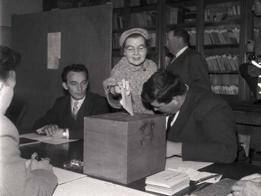In Commugny (VD) zählen bei der Wahl eines Ersatz-Gemeinderates erstmals auch die Stimmen der Bürgerinnen, 1959. Foto: Donald Stampfli © StAAG/RBA1-1-6420_2